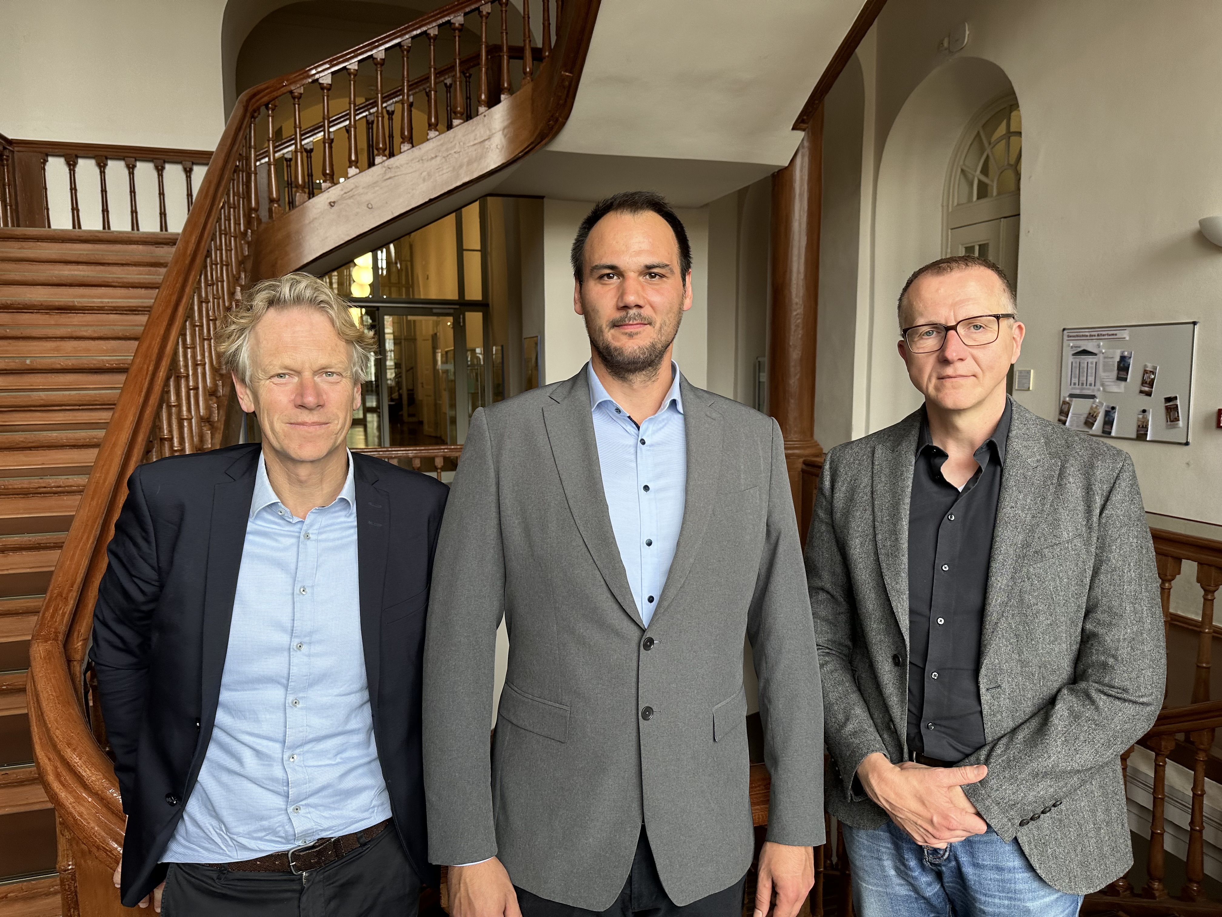Stefan Seefelder (Mitte) mit seinen Gutachtern Frank Bösch (links) und Rüdiger Graf (rechts) nach seinem Promotionsabschluss am 22. Juli 2024 in der Universität Potsdam.