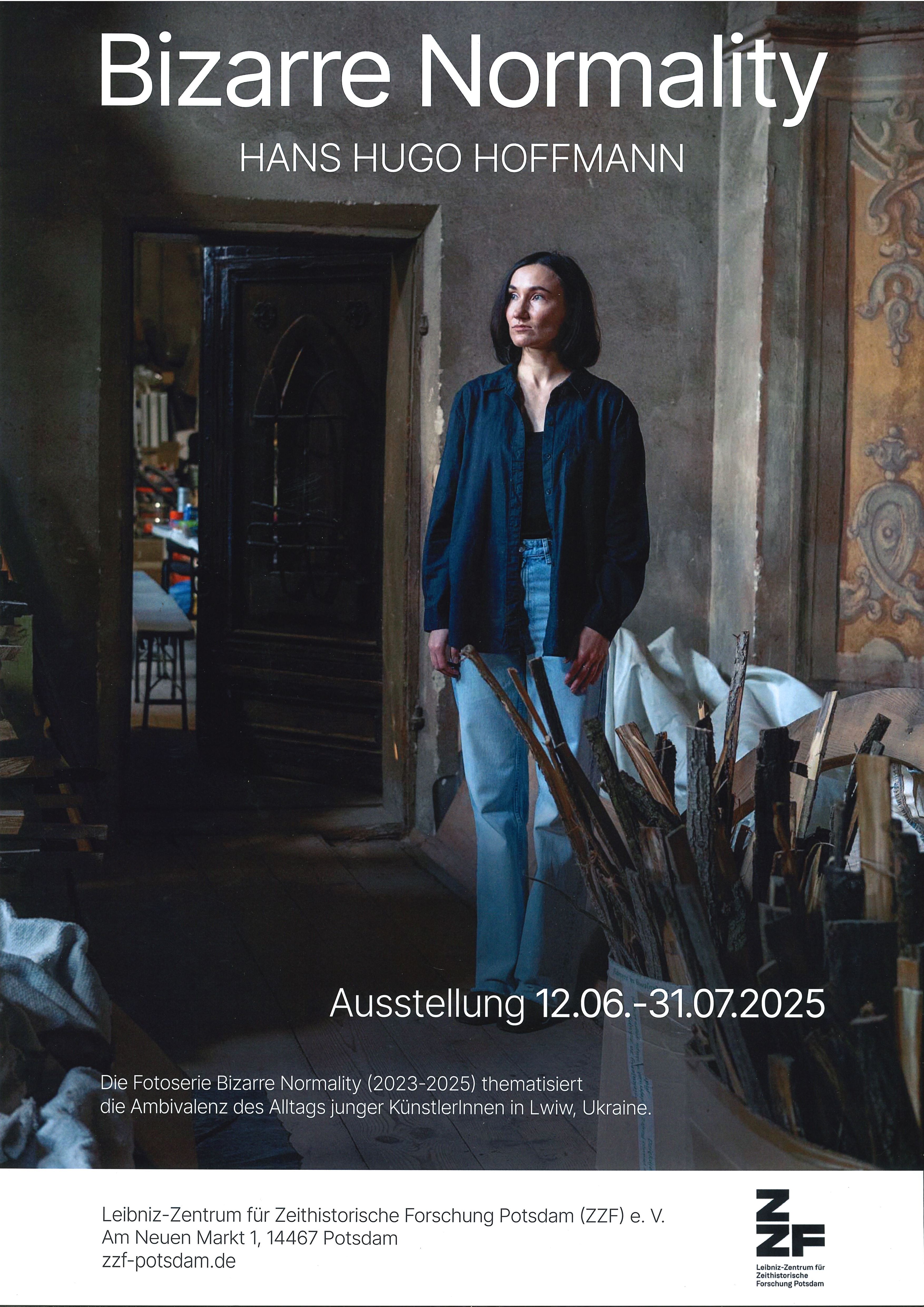 Poster Bizarre Normalität zur Fotoausstellung über das Leben in Lviv, Ukraine