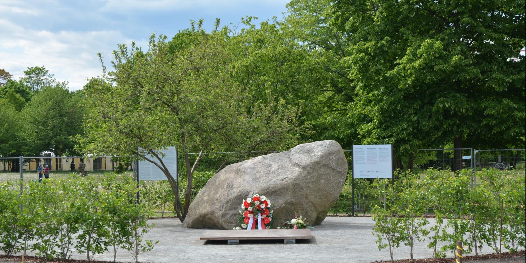 Temporärer Gedenkstein für die Opfer der deutschen Besatzung in Polen 1939-1945, aufgestellt am 16. April  2025 an der Stelle der Berliner Kroll-Oper.  Zukünftig ist ein dauerhaftes Mahnmal geplant in Verbindung mit einer Dokumentations- und Begegnungsstelle, dem bereits konzipierten Deutsch-Polnischen Haus. Foto von © Felicitas Hengge (Bild bearbeitet).
