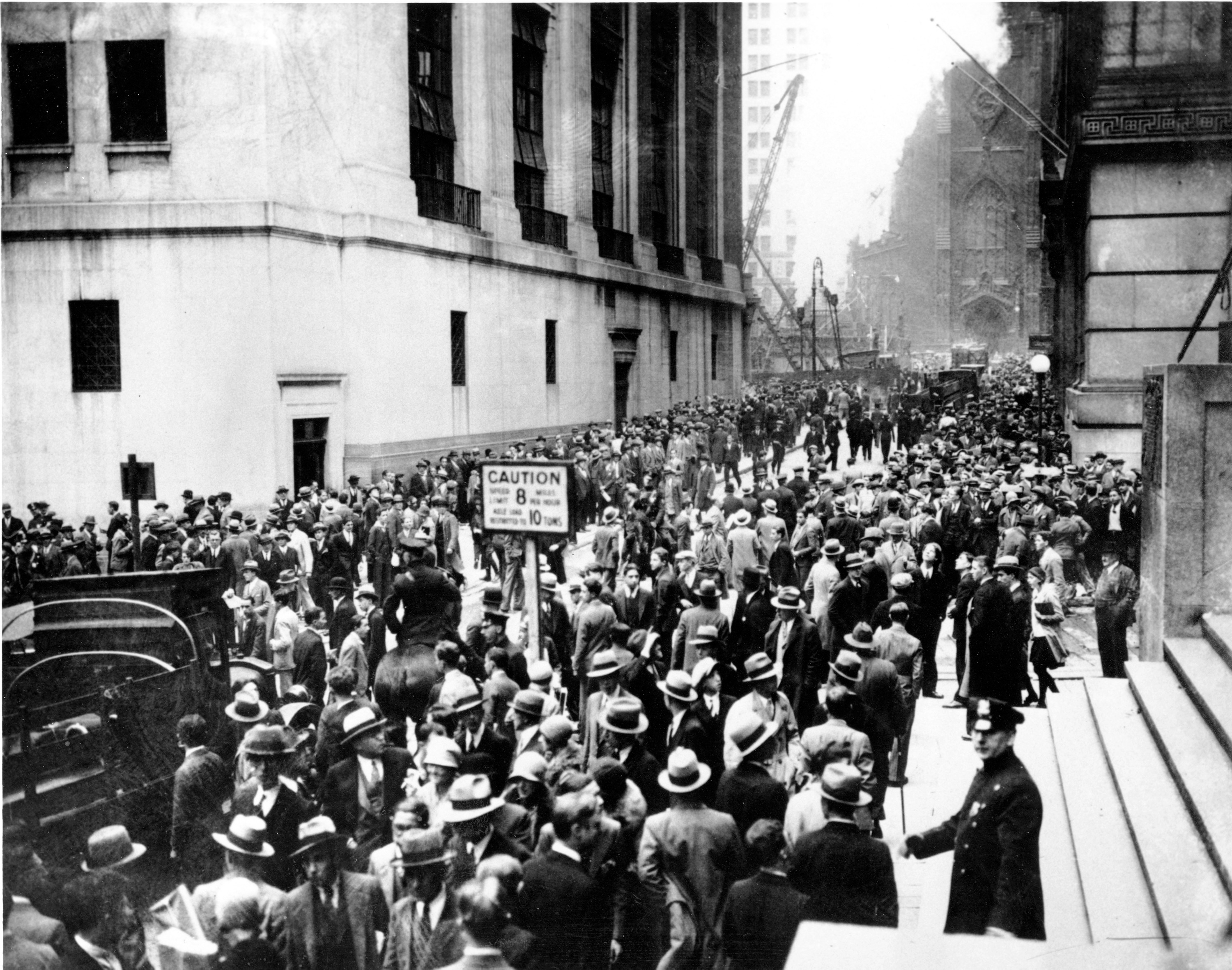 Massenprotest vor dem New York Stock Exchange nach dem Crash der New Yorker Börse am 24. Oktober 1929 (Foto: AP / Gemeinfrei)