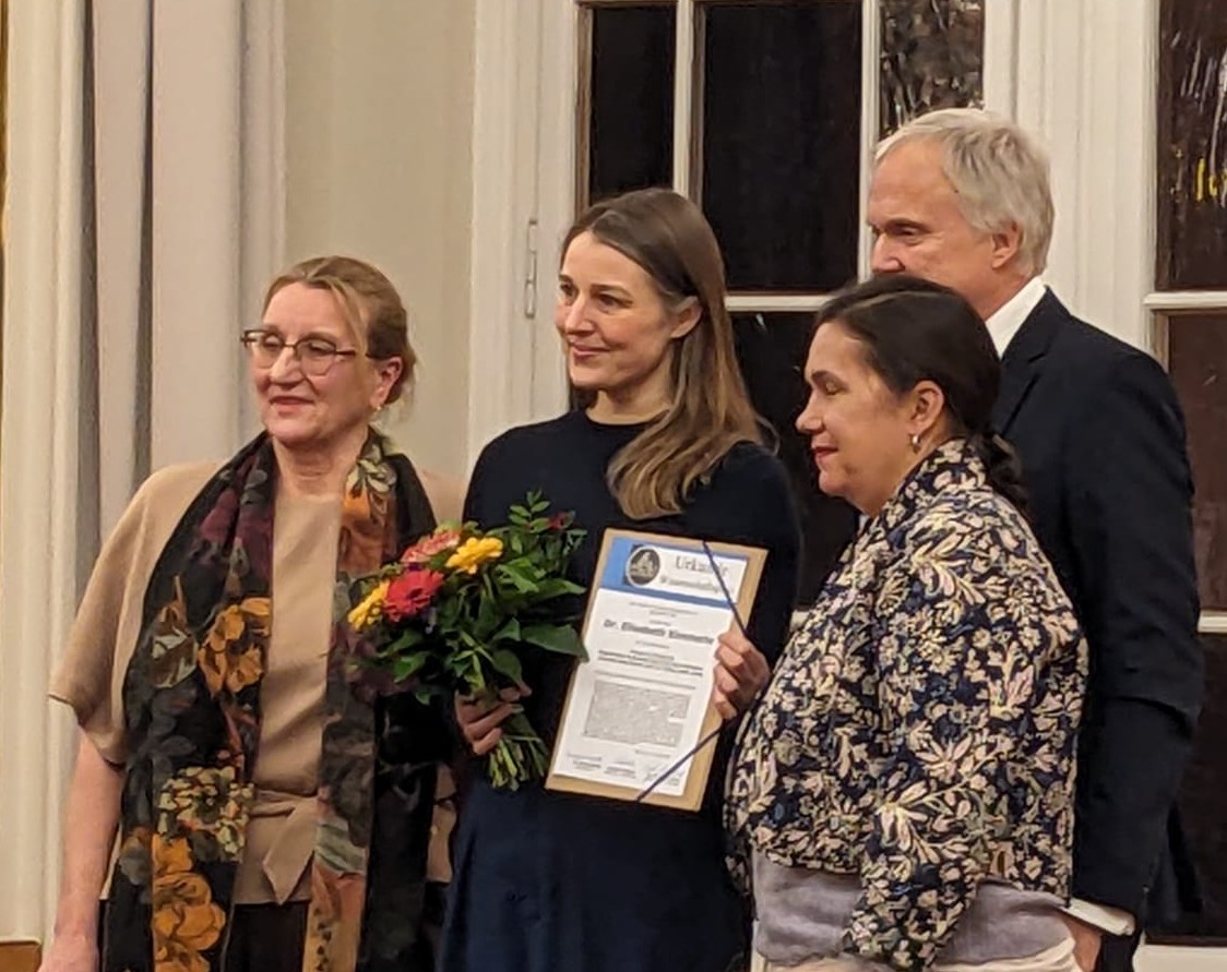 Das Foto zeigt ZZF-Wissenschaftlerin Dr. Elisabeth Kimmerle am 22.1.2026 in Berlin mit Blumen und Urkunde für den Wissenschaftspreis 2025 des Vereins für die Geschichte Berlins