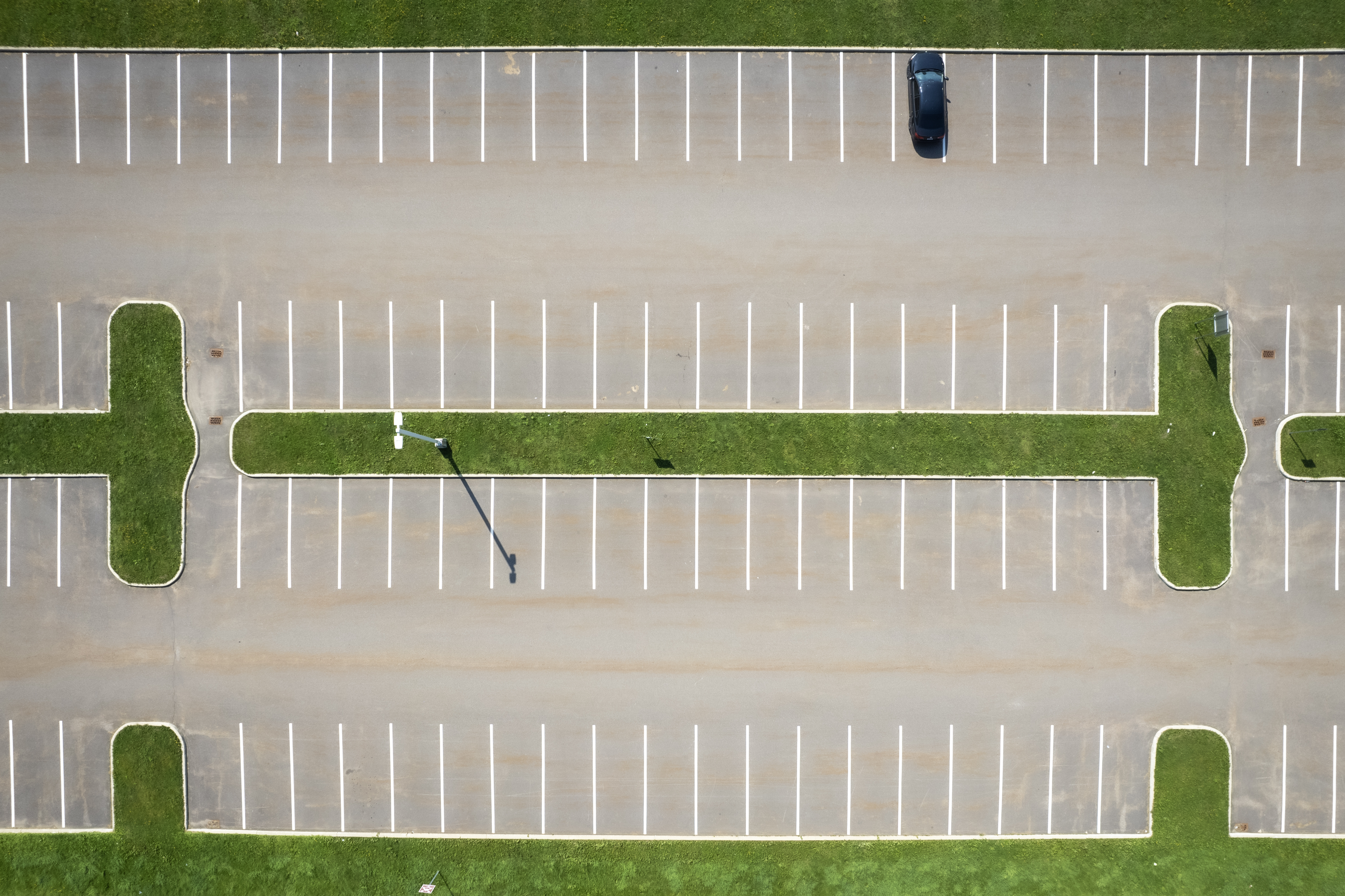 Das Foto zeigt einen fast leeren Parkplatz.