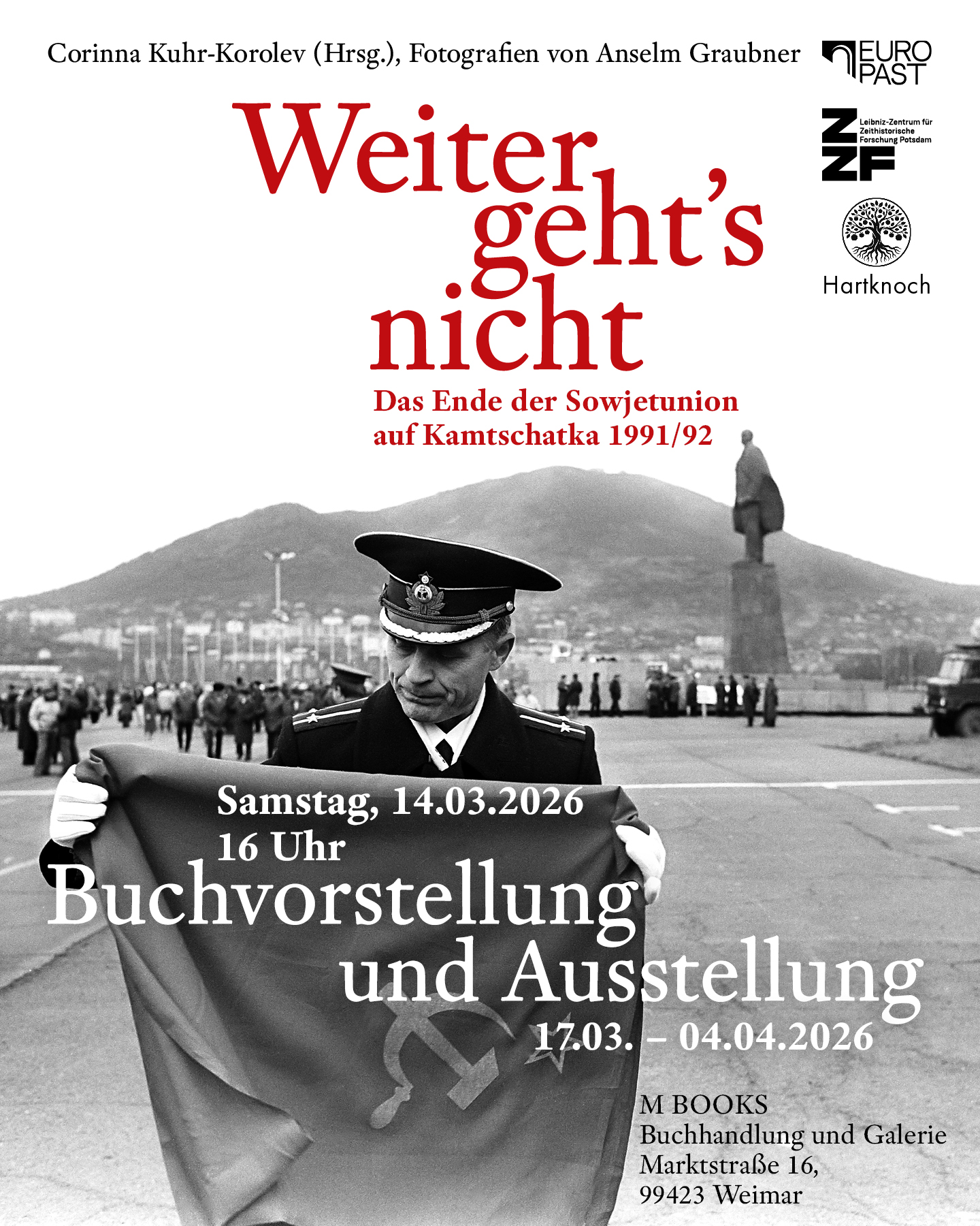 Zu sehen ist ein Soldat, der eine Flagge einholt.