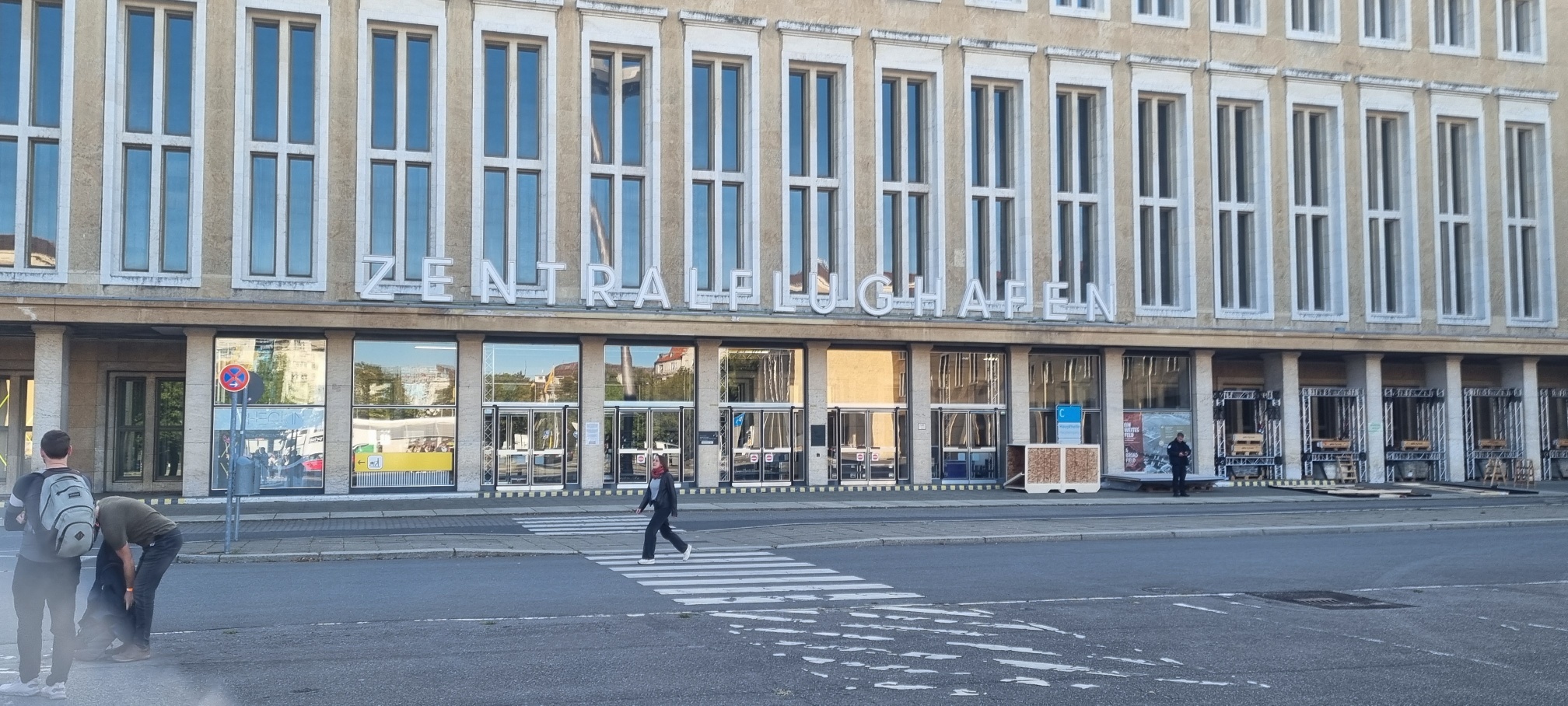 Das Bild zeigt den Eingang des Hauptgebäudes des ehemaligen Flughafens Berlin-Tempelhof, Aufnahme 20925, Foto: Marion Schlöttke
