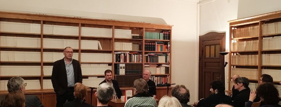 Preisverleihung Merkur-Preis 2025, in der Mitte sitzend der Preisträger Niklas Weber, davor sieht man Publikum.