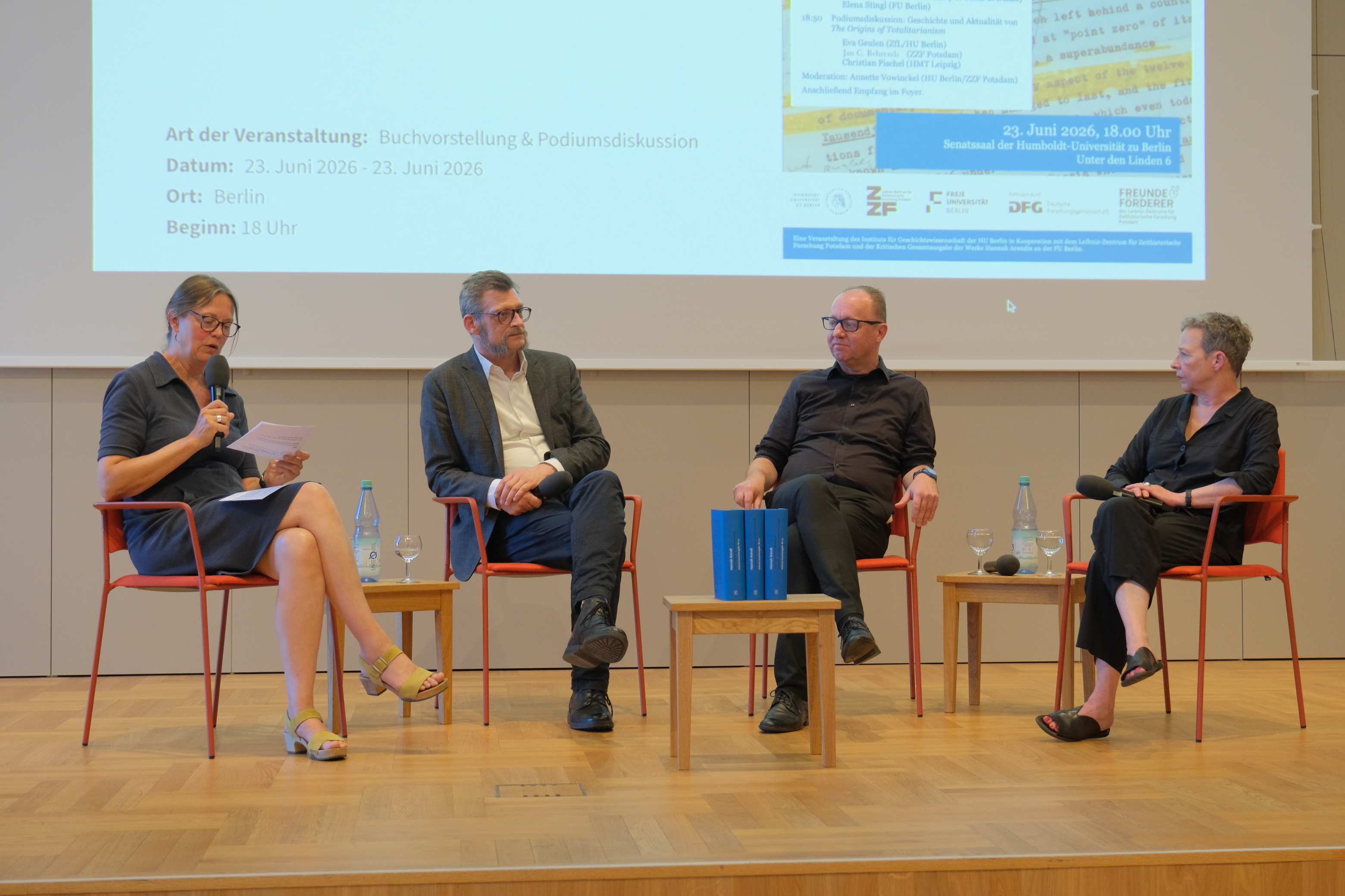 Das Foto zeigt die vier Teilnehmerinnen und Teilnehmer der Posiumsdiskussion am 23. Juni 2026 in der Humboldt-Universität Berlin. Die diskutierten zur Geschichte und Aktualität des Hannah Arendt-Klassikers "The Origians of Totalitarianism"