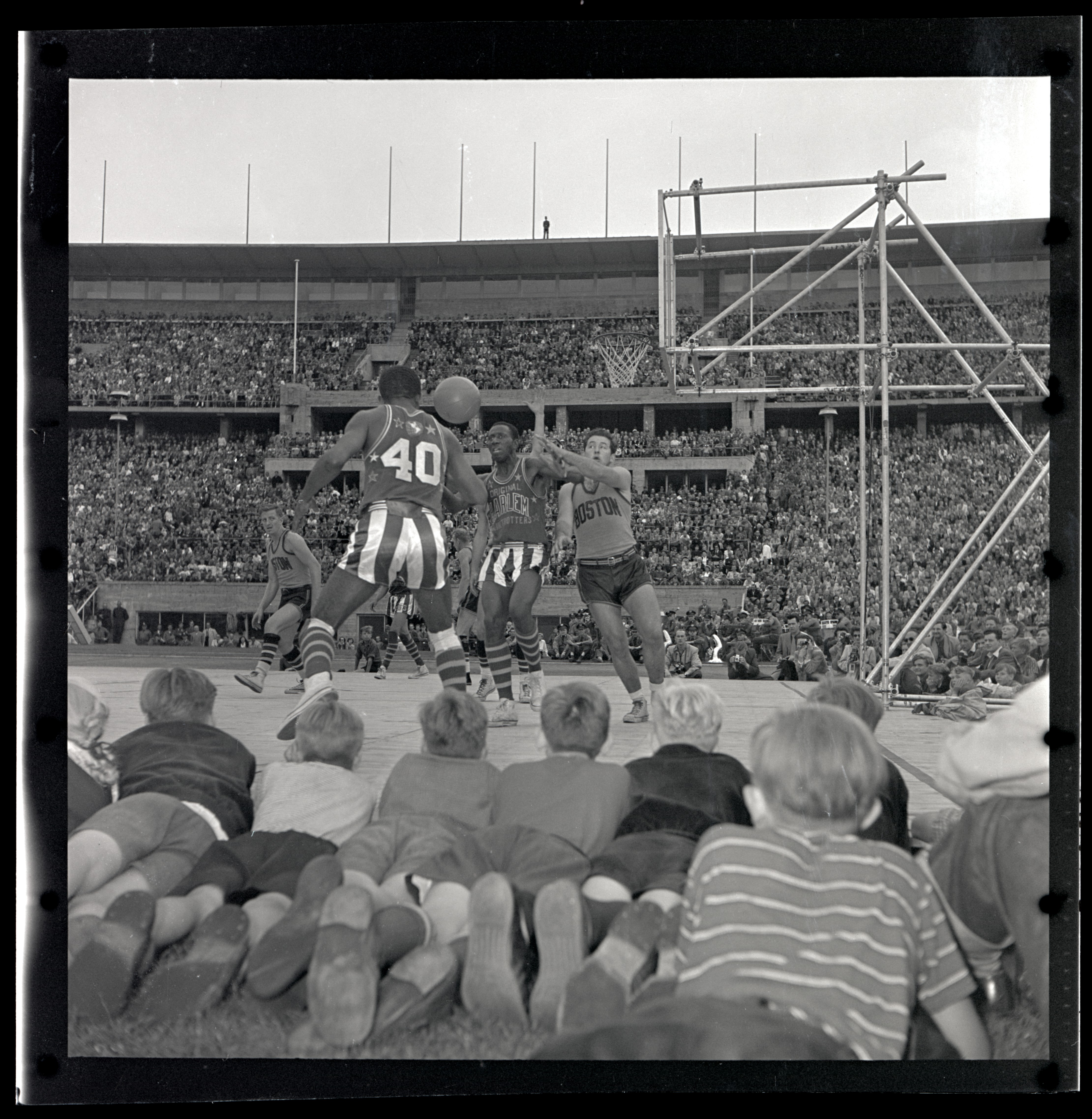 Harlem Globetrotters gegen Boston Whirlwinds (US-Basketballmannschaften) im Olympiastadion (Berlin-Charlottenburg), 22. August 1951 (Bildnachweis: Landesarchiv Berlin, F Rep. 290 (05) Nr. 0016642 / Foto: Cürlis, Peter)