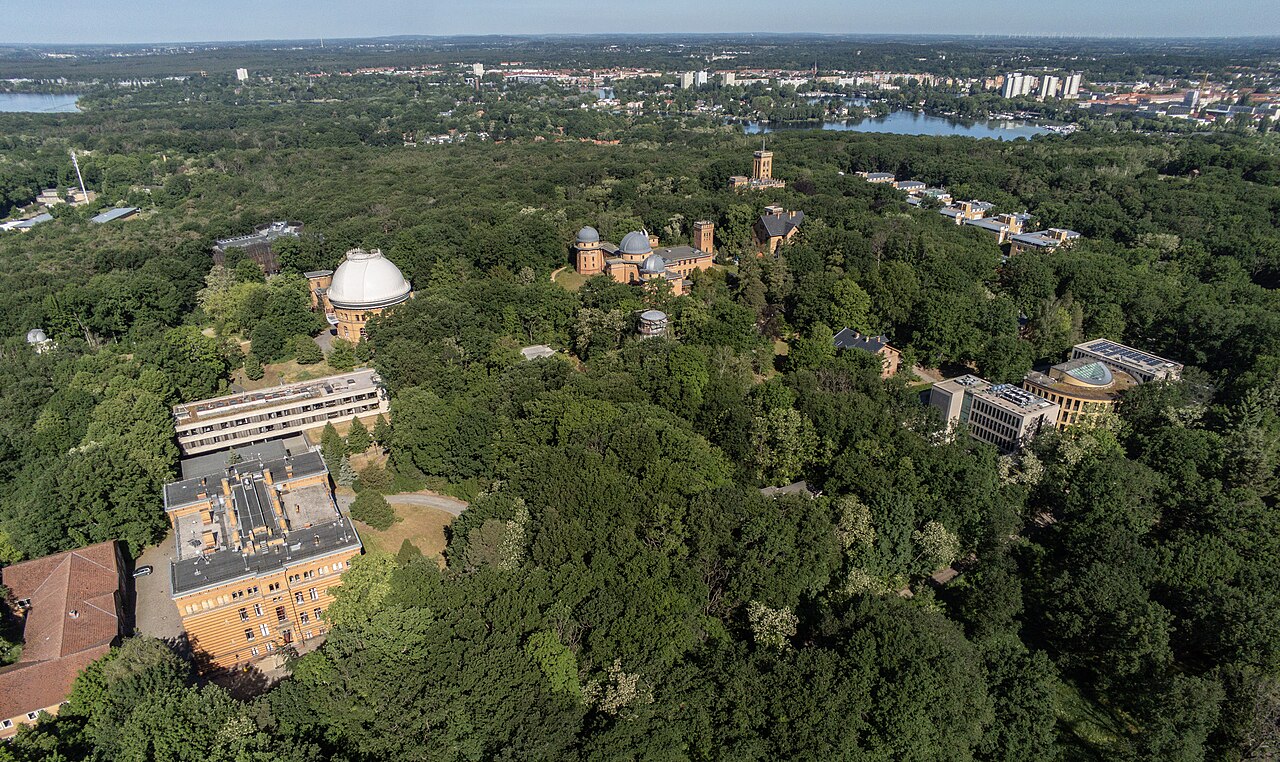 Luftaufnahme des Telegrafenbergs in Potsdam mit dem Geoforschungs Zentrum im Vordergrund. 