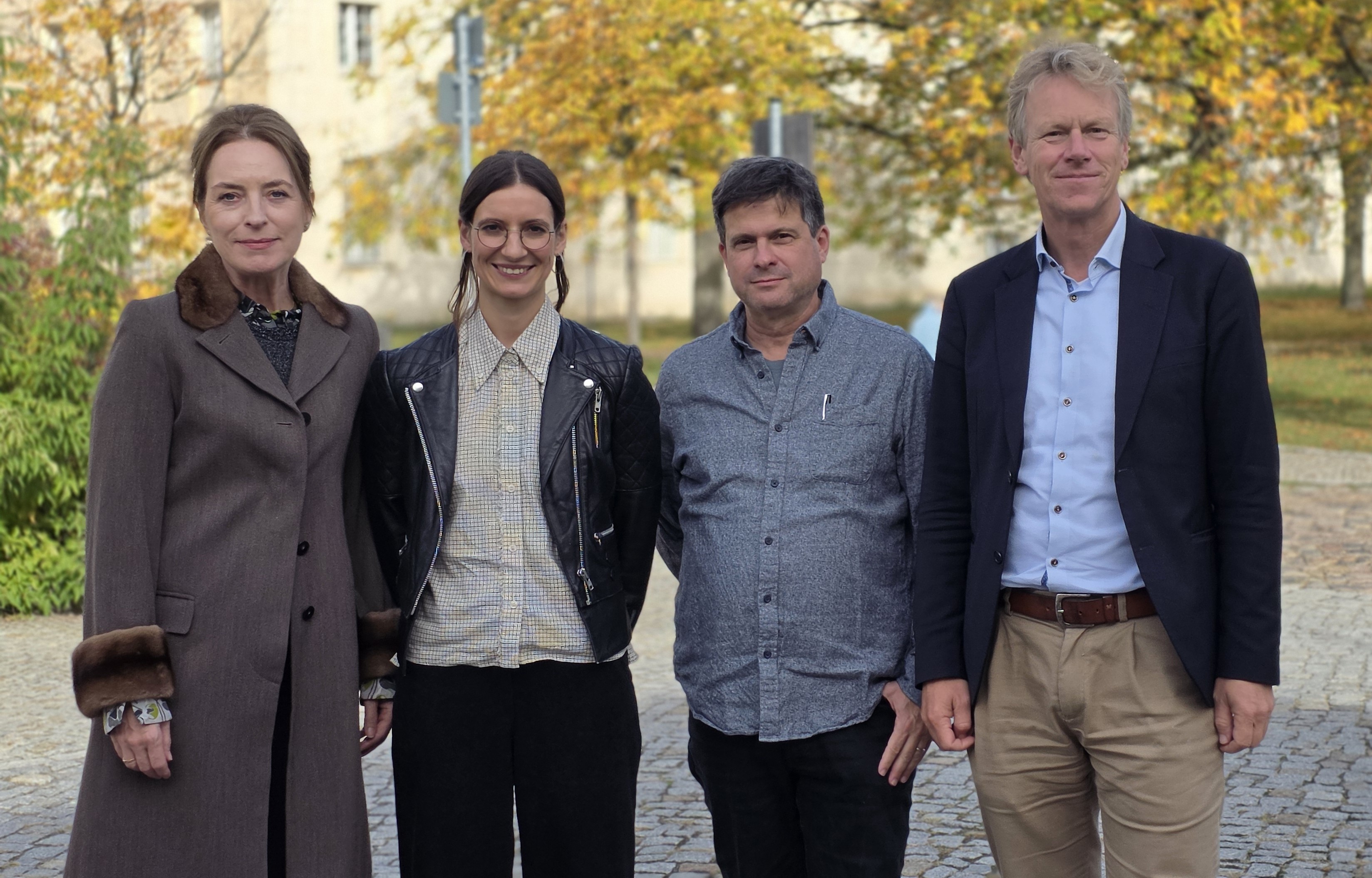 Laura Haßler mit ihren Gutachtern auf dem Gelände der Universität Potsdam.