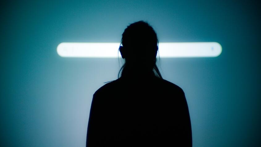 Silhouette der Experimentteilnehmerin vor einer vergrößerten Suchleiste. © Laokoon/Konrad Waldmann