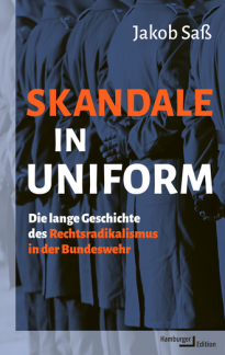 Das Cover des Buches Skandale in Uniform zeigt die Rückansicht von vier Soldaten, die in einer Reihe nebeneinander stehen. Die Köpfe und Gesichter sind nicht zu sehen. 