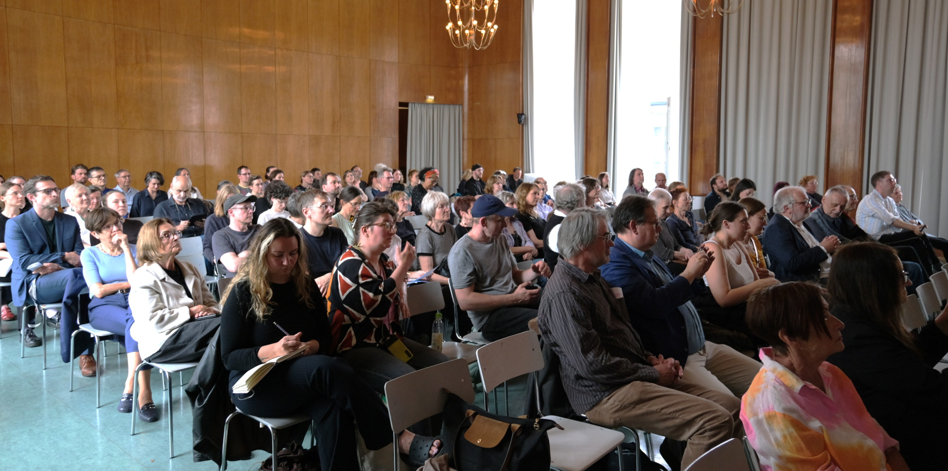 Bilck auf das Publikum in der Aula der weißensee kunsthochschule berlin bei Symposium "Kultur im Unbruch" am 4.6.2026