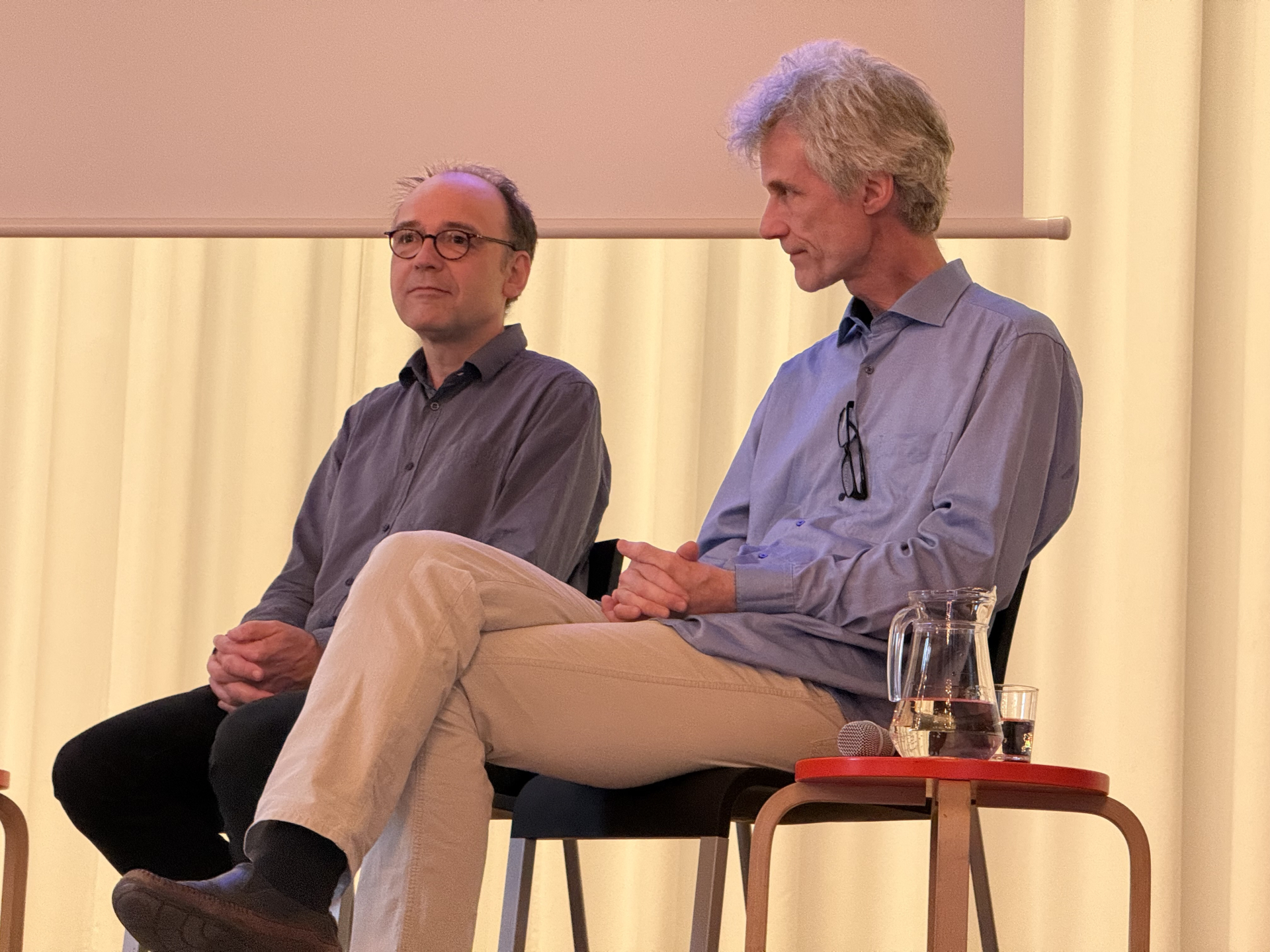 Das Foto zeigt die Professoren Stephan Forck und Sebastisn Stier auf dem Podium sitzend in der Aula der KHB wöhnred des Symposiums "Kultzur im Umbruch" am 4.6.2026.