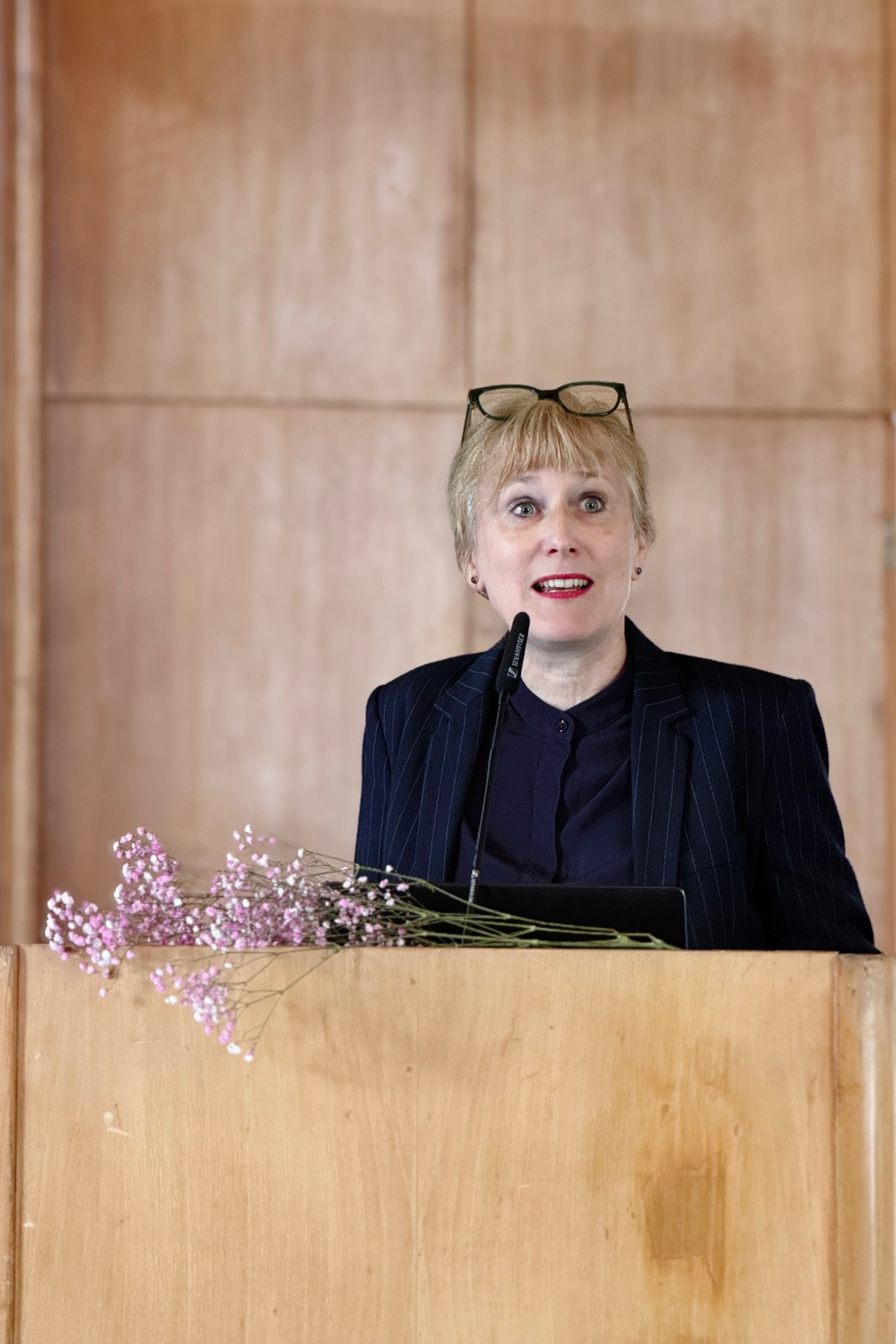 Das Foto zeigt KHB-Direktorin Dr. Angelika Riuchter am Podium bei der Begrüßung des Symposiums "Kultur im Umbruch" am 4.6.2026 in Berlin.