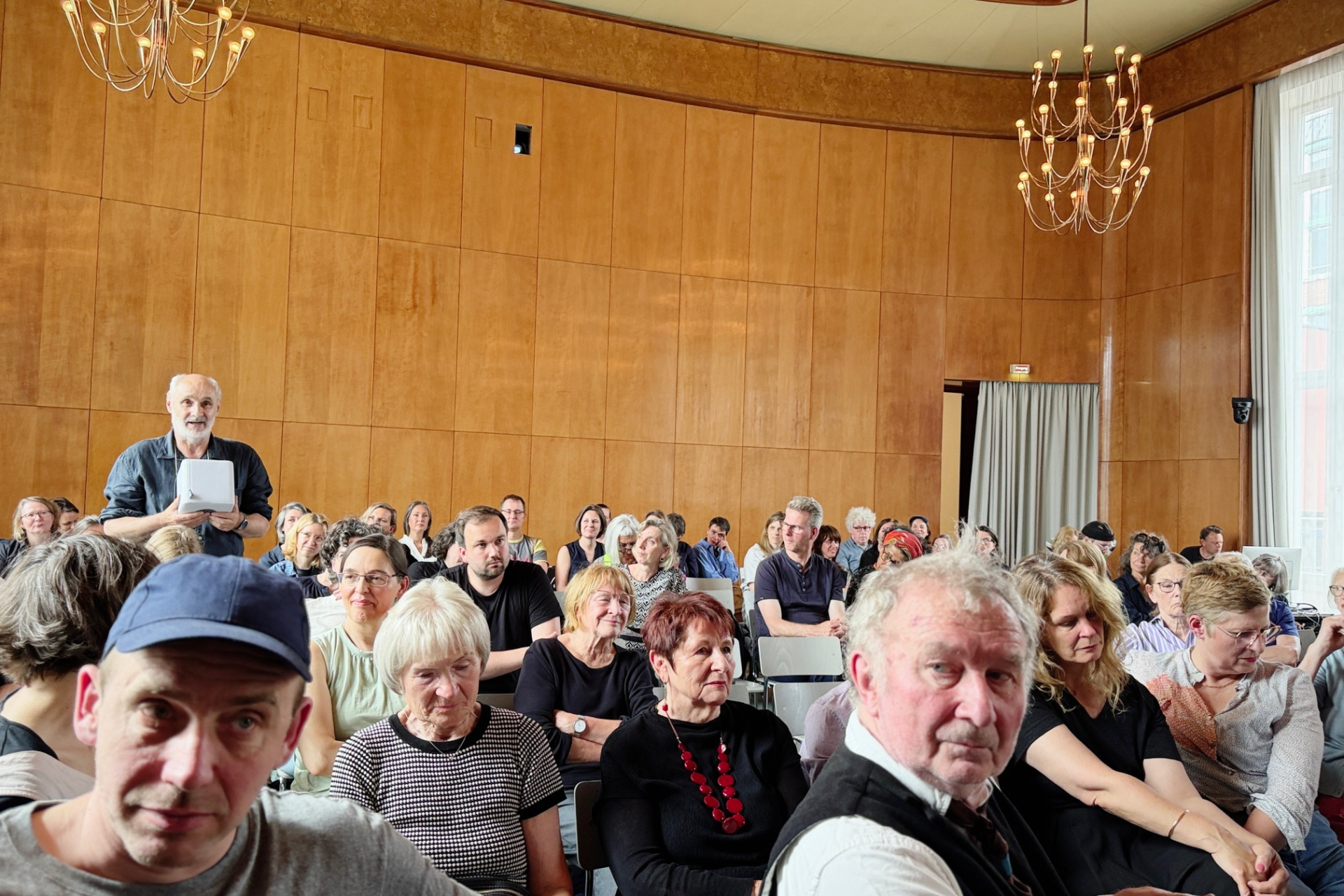 Publikum des Symposiums "Kultur im Umbruch" am 4.6.2026 in der Aula der KHB.