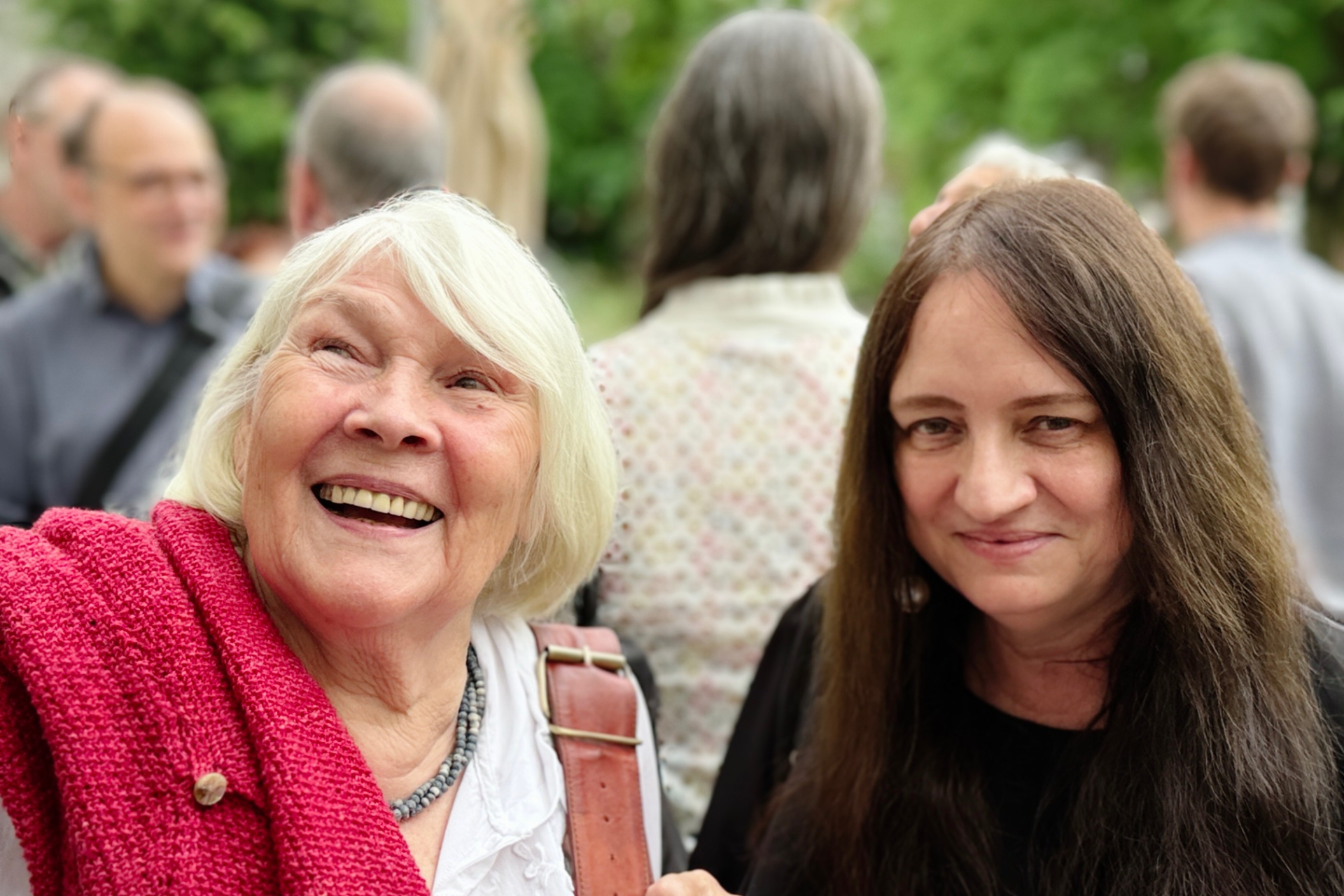 Die Schauspielerin Jutta Wachowiak, links im Bild, und rechts neben ihr ZZF-Abteilungsleiterin Jutta Braun im Garten der KHB am 4.6.2026 nach dem Syposium "Kultur im Aufbruch".