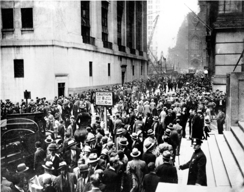Massenprotest vor dem New York Stock Exchange nach dem Crash der New Yorker Börse am 24. Oktober 1929 (Foto: AP / Gemeinfrei)