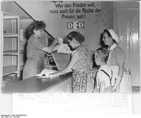 Bundesarchiv_Bild_183-20463-0013,_Schenkenberg,_Wäscherei_der_LPG