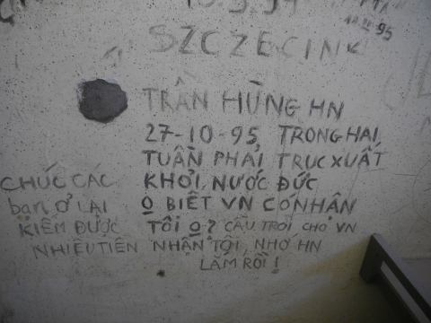 Das Bild zeigt die Inschrift aus einer Zelle des Polizeigewahrsams und Abschiebegefängnisses in der Keibelstraße in Berlin.