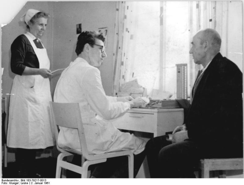 LPG Groß-Kiesow, Beratung in der Krankenstation (Foto: Bundesarchiv, Bild 183-79217-0013 / CC-BY-SA 3.0 via Wikimedia Commons)