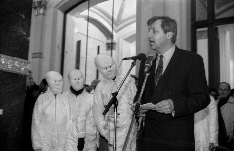 Das Bild zeigt Eberhard Diepgen am 19.4.1991 bei einer Ansprache in der Kunsthochschule in Berlin Weissensee und drei mit weissen Masken und Umhängen maskierte Studierende
