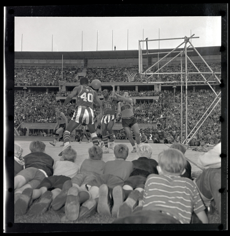Harlem Globetrotters gegen Boston Whirlwinds (US-Basketballmannschaften) im Olympiastadion (Berlin-Charlottenburg), 22. August 1951 (Bildnachweis: Landesarchiv Berlin, F Rep. 290 (05) Nr. 0016642 / Foto: Cürlis, Peter)
