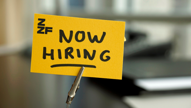 Kleine gelbe Karte mit dem Logo des ZZF und dem Text "Now hiring"