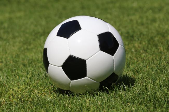 Foto: Tim Reckmann: Fußball auf Rasen (CC BY 2.0)
