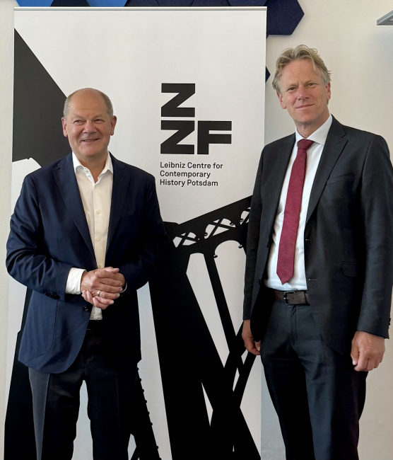 Bundeskanzler a.D. Olaf Scholz und ZZF-Direktor Frank Bösch im Juni 2025 im ZZF Potsdam