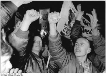 Das Bild zeigt demonstrierende Neonazis 1990 in Leipzig.