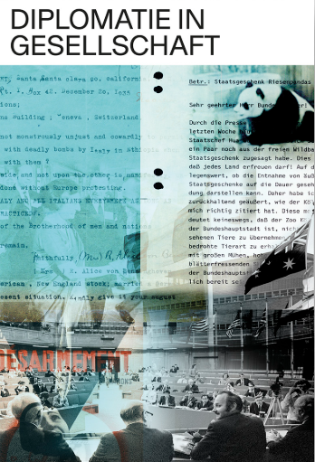 Buchcover "Diplomatie in Gesellschaft" zeigt Texte im oberen Teil des Covers und im unteren einen langen Konferenztisch, an dem Teilnehmer sitzen.