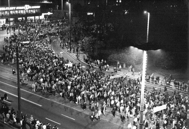 Leipzig, Montagsdemonstration, 23.10.1989 (Foto: Bundesarchiv, Bild 183-1989-1023-022 / Friedrich Gahlbeck / CC-BY-SA 3.0)