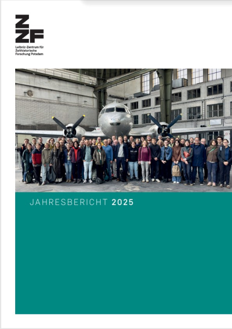 Cover des ZZF Jahresberichts 2025. Das Titelbild zeigt die Mitarbeiterinnen und Mitarbeiter des Instituts bei ihrem Betriebsausflug im Jahr 2025 des ehem. Berliner Flughafen Tempelhof. Die Mitarbeitenden stehen für ein Gruppenfoto vor einem alten Flugzeug.