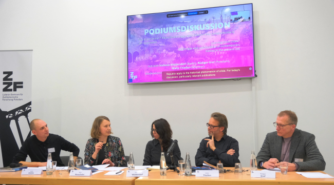 Das Foto zeigt am Tisch sitzend die fünf Teilnehmer und Teilnehmerinnen der Podiumsrunde des Doktorand*innen-Forums am ZZF im Novermber 2025
