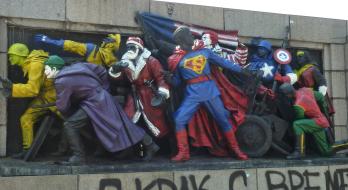 Graffiti auf einem Denkmal für die rote Armee in Sofia, Bulgarien.