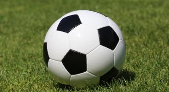 Foto: Tim Reckmann: Fußball auf Rasen (CC BY 2.0)