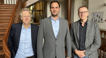 Stefan Seefelder (Mitte) mit seinen Gutachtern Frank Bösch (links) und Rüdiger Graf (rechts) nach seinem Promotionsabschluss am 22. Juli 2024 in der Universität Potsdam.