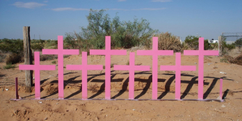 Kreuze an der Fundstelle von acht ermordeten Frauen in Lomas del Poleo, Ciudad Juárez (Mexiko). Foto: iose, 31.08.2007, via Wikimedia Commons. 