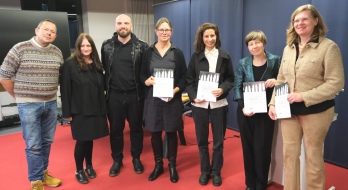 Gruppenfoto mit den vier Preisträgerinnen des »Zeitgeschichte digital«-Preises 2025 und den beiden Gäste des Podiums im Rahmenprogramm sowie Moderatorin Jutta Braun.