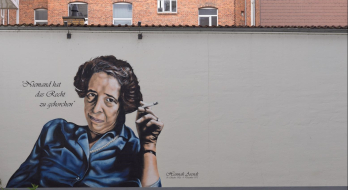 Hannah Arendt im Hof ihres Geburtshauses