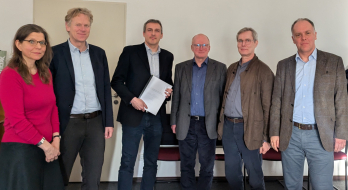 Gruppenfoto Promotionsabschluss Christopher Banditt mit Prüfungskommission