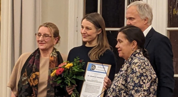 Das Foto zeigt ZZF-Wissenschaftlerin Dr. Elisabeth Kimmerle am 22.1.2026 in Berlin mit Blumen und Urkunde für den Wissenschaftspreis 2025 des Vereins für die Geschichte Berlins