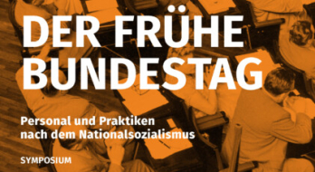 Das Flyercover des Symposiums zum frühen Bundestag zeigt Mitglieder des 2. Deutschen Bundestages im Plenarsaal, vermutlich 1955