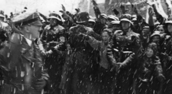 Das Foto aus dem Bundesarchiv zeigt Zuschauer bei der Eröffnung der Olympischen Winterspiele 1936