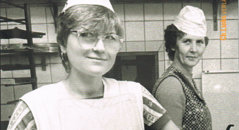 Zusehen sind zwei Bäckerinnen, die ein Buchcover zum Thema "Handwerk OST" illustrieren. 