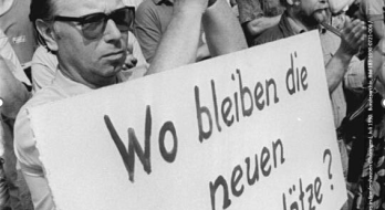 Auf dem Bild sind Demonstrierende zu sehen, sie halten ein Banner mit der Aufschrift "Wo bleiben die neuen Arbeitsplätze".