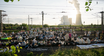 Demonstrant*innen blockieren die für die Versorgung des Kraftwerks Neurath benötigte Nord-Süd-Bahn, 2019. Foto: Manuellopez.ch - Eigenes Werk, CC BY-SA 4.0