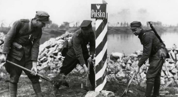Markierung der neuen Deutsch-Polnischen Grenze an der Oder im Jahr 1945, Fotograf: unbekannt. Quelle: Wikimedia Commons.