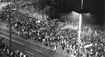 Leipzig, Montagsdemonstration, 23.10.1989 (Foto: Bundesarchiv, Bild 183-1989-1023-022 / Friedrich Gahlbeck / CC-BY-SA 3.0)