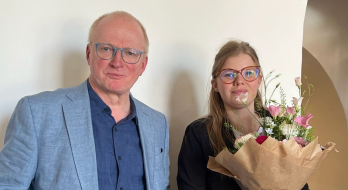 Das Foto zeigt Lena Senoner mit einem Blumenstrauß in der Hand kurz nach der erfolgreichen Verteidigung ihrer Dissertationsschrift an der Universität Potsdam am 1. Juni 2026. Neben ihr steht Professor Dr. André Steiner.